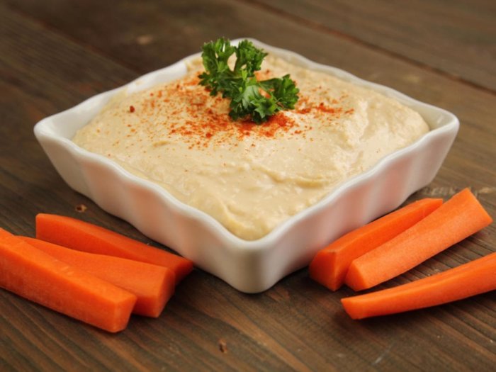 Carrots and Hummus